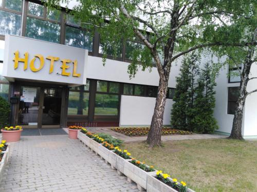 a hotel in front of a building at Hotel Magistern Konferencia és WellnessHotel in Siófok