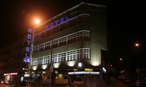 un edificio con un cartel de hotel por la noche en Hotel Brial, en Perillo