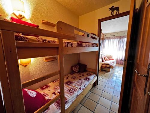 une chambre avec deux lits superposés dans une pièce dans l'établissement Elior 2 - 2 pieces proche pistes, à La Clusaz
