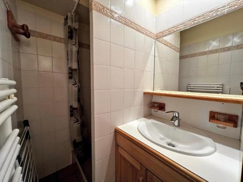 une salle de bain avec un lavabo et un miroir dans l'établissement Elior 2 - 2 pieces proche pistes, à La Clusaz