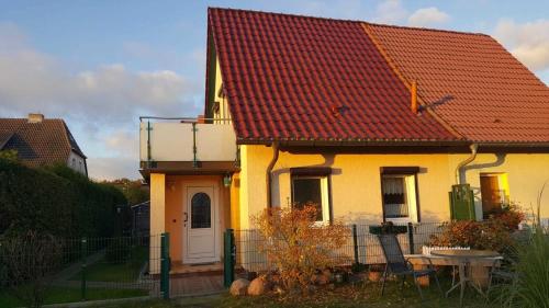 a small yellow house with a red roof at Ferienunterkuenfte Buggenthin in Zinnowitz