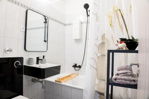 baño blanco con ducha y lavamanos en T&K Apartments near Messe Fair Trade Düsseldorf und Airport 2A, en Duisburg