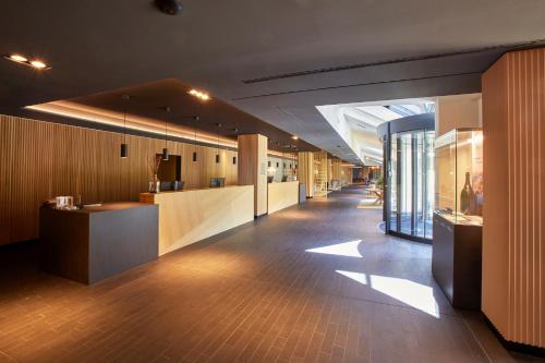 un hall d'un immeuble avec un long couloir dans l'établissement Park Piolets MountainHotel & Spa, à Soldeu