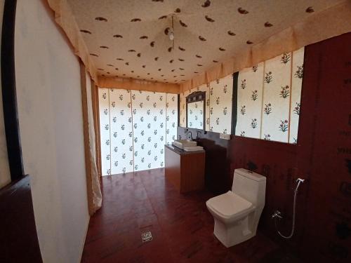 La salle de bains est pourvue de toilettes et d'un lavabo. dans l'établissement Royal Pushkar Camps- a Luxury Camp Resort, à Pushkar
