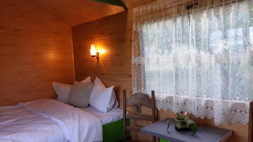 um quarto com 2 camas e uma janela em Poiana Stelelor 