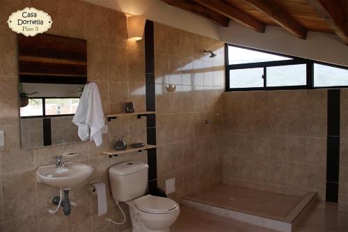 a bathroom with a toilet and a sink at Casa Dornella - Casa de Hospedaje in Guaduas