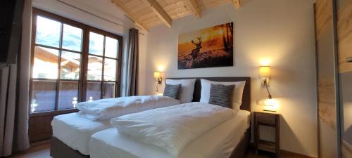 Tempat tidur dalam kamar di Hochalmbahnen Chalets Rauris 1-18, Maislaufeldweg 1t