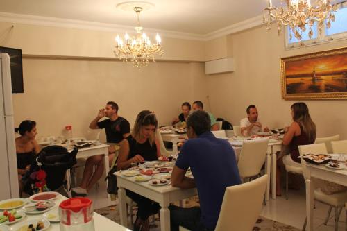 un groupe de personnes assises à table dans un restaurant dans l'établissement Pera Life, à Istanbul