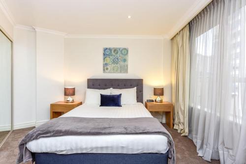 雪梨的住宿－Huge Exec Apartment -Fantastic CBD Location B21001，一间卧室设有一张大床和两个床头柜