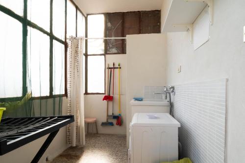uma casa de banho com um lavatório e um piano em Casa Venera sull'etna em Nicolosi