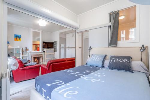 une chambre avec un lit et un salon dans l'établissement superbe Loft T2 13005, à Marseille