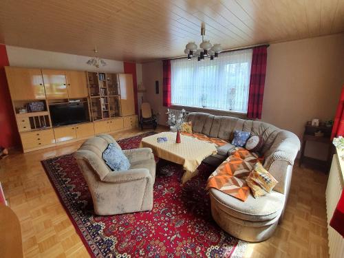 uma sala de estar com dois sofás e uma mesa em Ferienhaus "Fritz" em Trautenstein