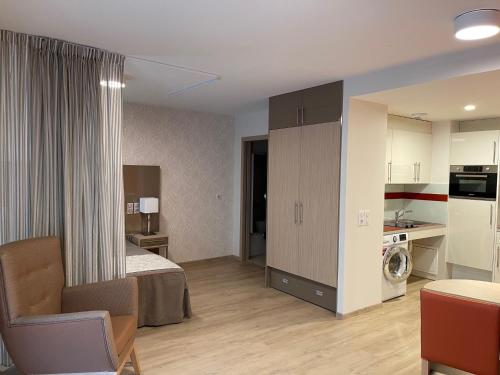een hotelkamer met een bed en een keuken bij Aix-les-Bains Appart'S in Aix-les-Bains