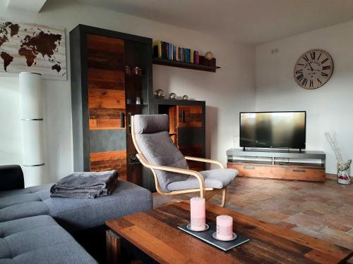 - un salon avec un canapé et une télévision dans l'établissement Ferienhaus Döring, à Hasselfelde