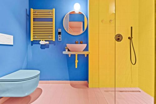 een badkamer met een toilet en een wastafel bij Crazy 44sqm 3room maisonette apt Near center in Berlijn