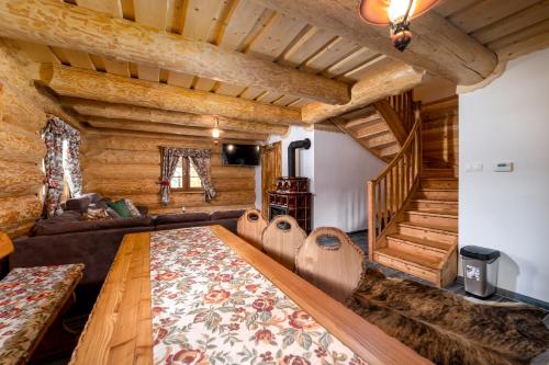 蘇伯萊茲的住宿－Chatky JOSU，客厅配有一张大木桌和一张沙发。
