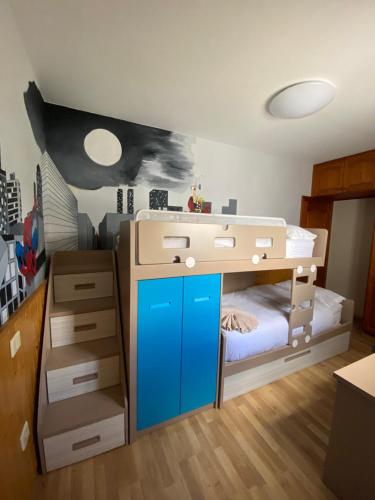 um quarto com um beliche e um armário azul em El Olivar Fuerteventura Holidays em Puerto del Rosario