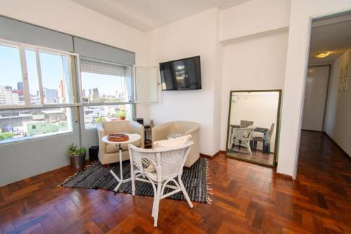 a living room with a couch and chairs and a table at EL ENCANTO DEL CENTRO CORAZÓN DE SANTA FE ARGENTINA in Santa Fe