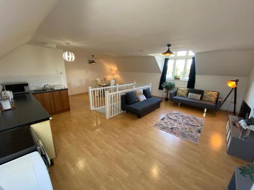 a living room with two couches and a kitchen at Modern Spacious Flat In Ipswich - Sleeps 6 - Parking in Freston