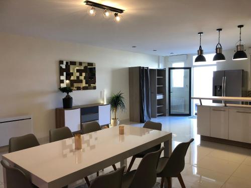 une cuisine et une salle à manger avec une table et des chaises dans l'établissement Superbe LOFT centre-ville Montluçon, à Montluçon
