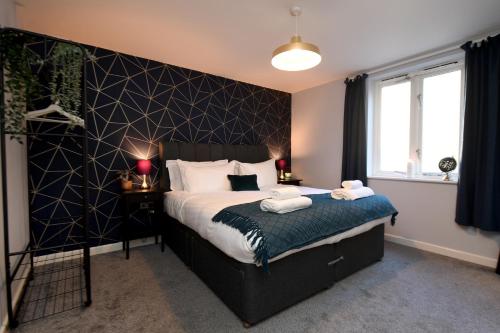 哈羅蓋特的住宿－Harrogate Self Catering - Regent's Court Azure Suite，一间卧室配有一张床,上面有两条毛巾