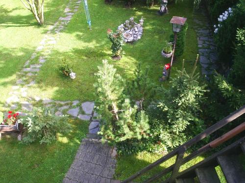 una vista aerea su un giardino con fiori e piante di Ferienwohnung Lachmann a Benneckenstein