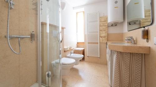 e bagno con servizi igienici, doccia e lavandino. di Italianway - Milano 35 a Bormio