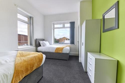 sypialnia z 2 łóżkami i 2 oknami w obiekcie Maddison House, Beautiful new renovated 5bed house w mieście Blythe