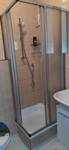 ein Bad mit einer Dusche und einem Waschbecken in der Unterkunft Haus Untersberg in Bad Reichenhall