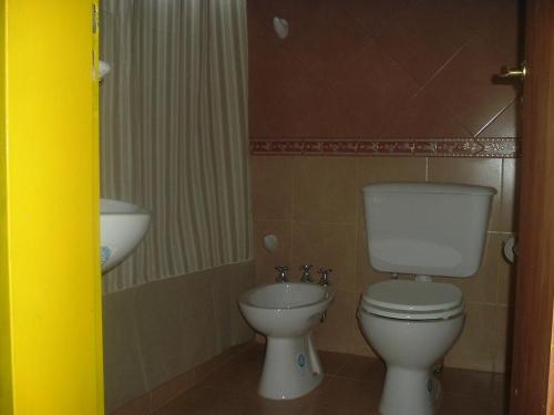ein Bad mit einem WC und einem Waschbecken in der Unterkunft Cabañas Rosarito in Villa Larca