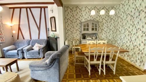 un salon avec une table et une salle à manger dans l'établissement Les Sauterelles, à Saint-Valery-sur-Somme