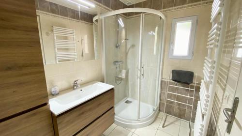 une salle de bain avec une douche, un lavabo et des toilettes dans l'établissement Les Sauterelles, à Saint-Valery-sur-Somme