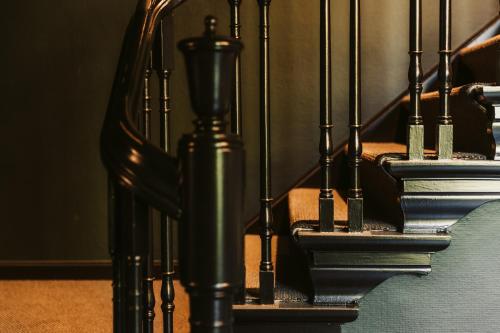 シント・マルテンス・ラーテムにあるオーベルジュ デュ ペシュールの黒い手すり付きの階段