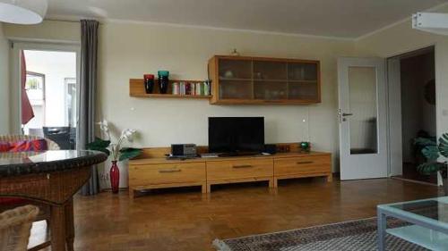 - un salon avec une télévision sur une commode en bois dans l'établissement Ferienwohnung Cecilia, à Meersburg