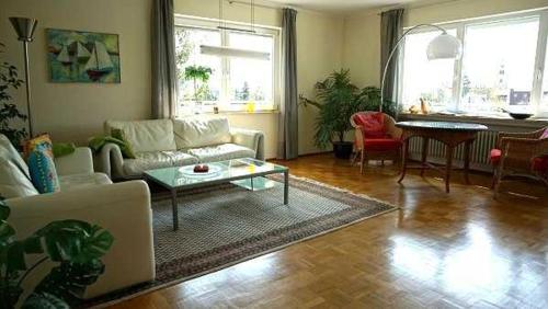 - un salon avec un canapé et une table dans l'établissement Ferienwohnung Cecilia, à Meersburg
