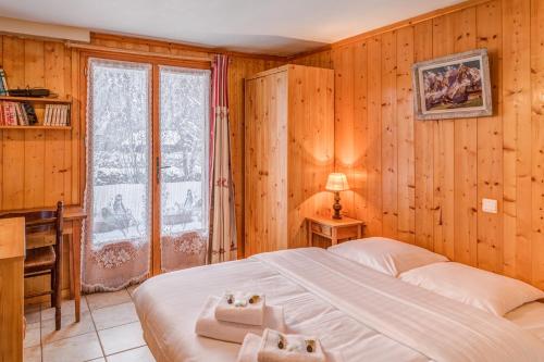 une chambre avec un lit, un bureau et une fenêtre dans l'établissement Chalet Bossons - Welkeys, à Chamonix-Mont-Blanc