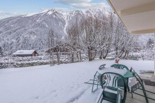 una veranda con vista su una montagna innevata. di Chalet Bossons - Welkeys a Chamonix-Mont-Blanc