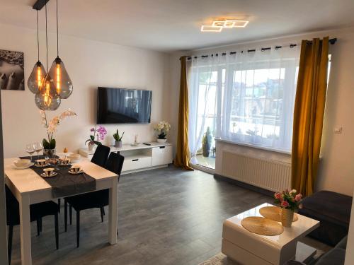 Televízia a/alebo spoločenská miestnosť v ubytovaní Apartament Słoneczny