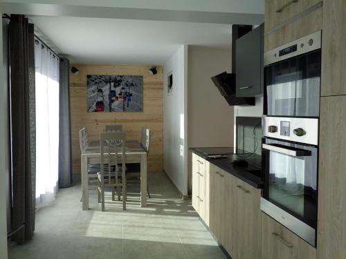 Køkken eller tekøkken på Appartement de 4 chambres a Les Deux Alpes a 100 m des pistes avec jardin clos et wifi