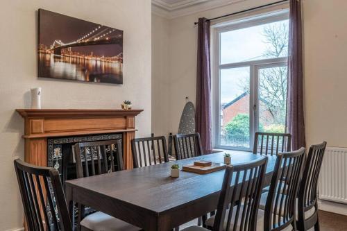 Contractors accommodation in Chorley by Lancashire Holiday Lets في تشورلي: غرفة طعام مع طاولة وكراسي ونافذة
