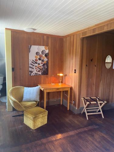 a room with a desk and a chair and a table at Gite de la Baie Hatée in Bic
