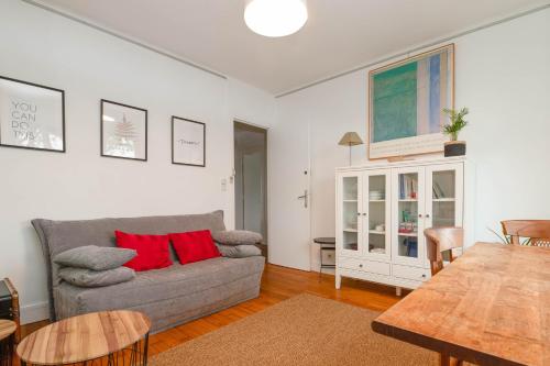 a living room with a couch and a table at Brest : charmant appartement hypercentre in Brest