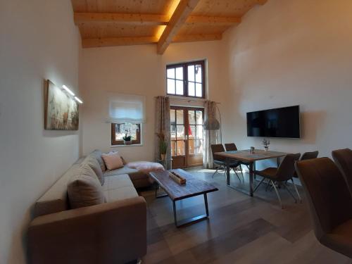 uma sala de estar com um sofá e uma mesa em Hochalmbahnen Chalets Rauris 1-13 WE 3, Maislaufeldweg 1m OG em Rauris