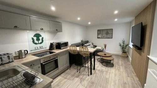 The Forge, Elegant Luxury Apartment with Bike store - Sleeps 4