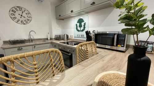 Η κουζίνα ή μικρή κουζίνα στο The Forge by Caithness Luxury Apartments NC500 - Elegant Luxury Apartment with Bike store - Sleeps 4