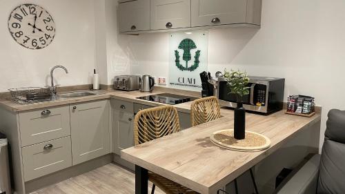 Η κουζίνα ή μικρή κουζίνα στο The Forge by Caithness Luxury Apartments NC500 - Elegant Luxury Apartment with Bike store - Sleeps 4