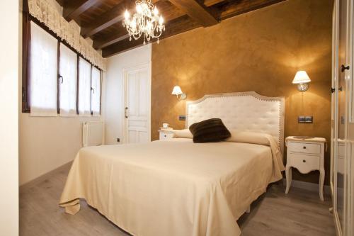 A bed or beds in a room at Apartamentos El Aramo Asturias