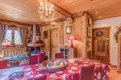 une salle à manger avec une table et des chaises dans l'établissement Appartement de l'Ours - Welkeys, à Megève