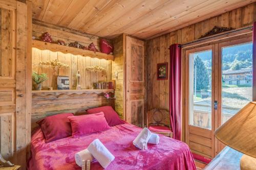 ein Schlafzimmer mit einem Bett in einem Zimmer mit einem Fenster in der Unterkunft Typical flat with a view on the Mont-Blanc - Megève - Welkeys in Megève