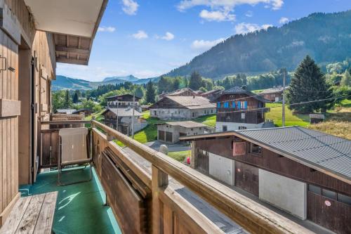 einen Balkon mit Bergblick in der Unterkunft Typical flat with a view on the Mont-Blanc - Megève - Welkeys in Megève